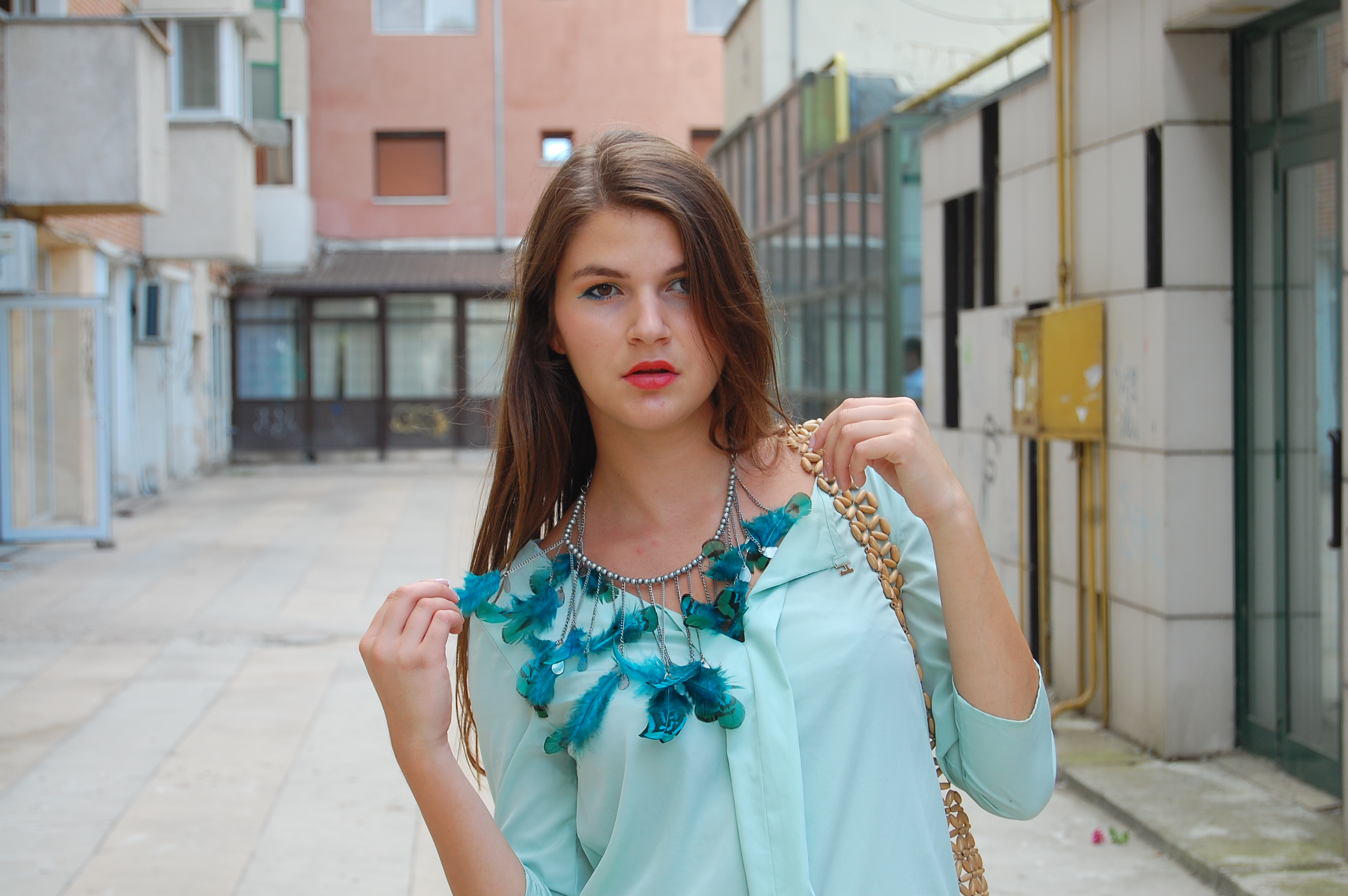feathered necklace, pastels outfit blog, bloggeri din bacau